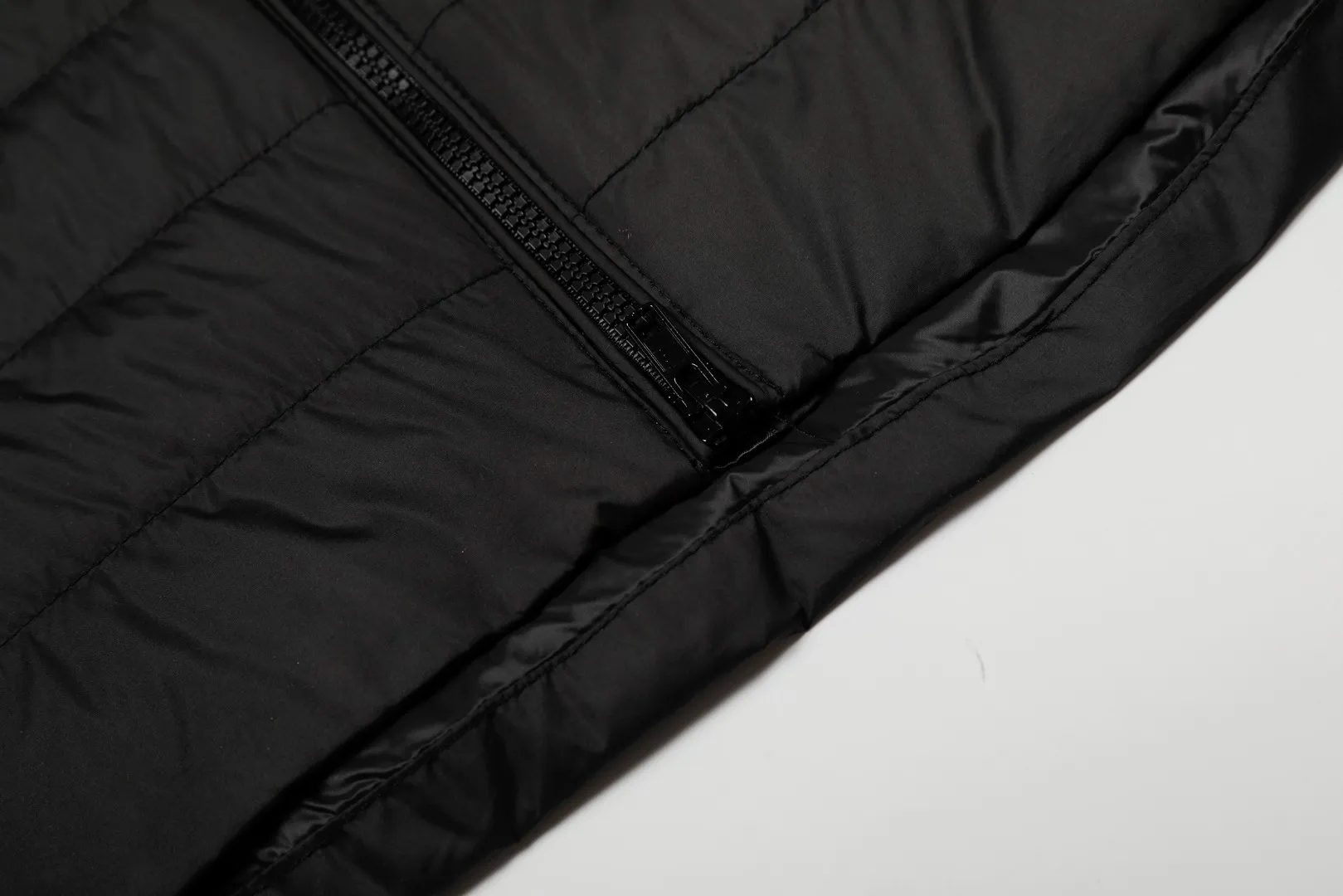 P360 top quality" Style number: 9001# [Ralph Lauren winter basic classic solid color embroidered goddess down vest] ✅Ralph Lauren American retro college style winter basic goddess style down vest ✅90% high-quality white duck down Filling 150g ✅Anti-running velvet treatment on the inside Detailed workmanship in place ✅Pair it with a sweater or sweater jacket of the same color OOTD is amazing~ ✅Tips: Hemp flowers/small twists of the same color Knitted sweaters are also available and can be matched with suits~ ✅Goddess version, the maximum size can be worn up to 160 pounds, loose and comfortable, no pressure ✅Milk white is a hot color, a must-have item for the goddess wardrobe in winter! Size: S-XL Color: Milk White Black Navy